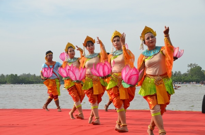 Đoàn Nghệ thuật Khmer múa điệu truyền thống