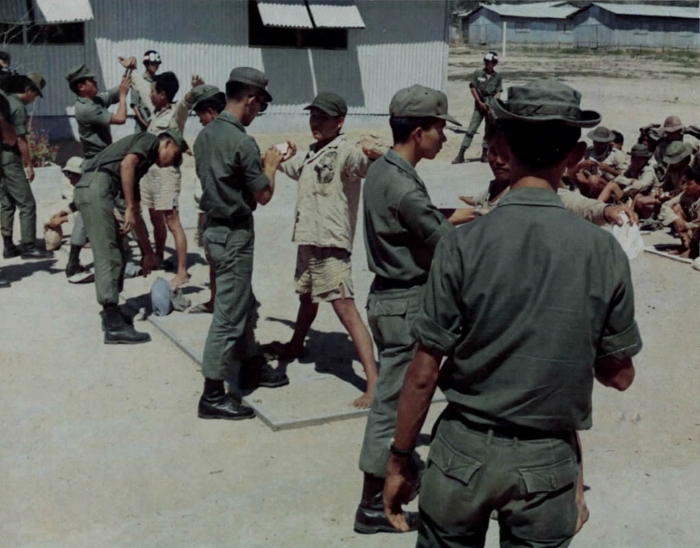 Hình hình ảnh những tù binh chủ yếu trị cách mệnh bị đánh giá trước lúc tiến hành trại nhốt Phú Quốc