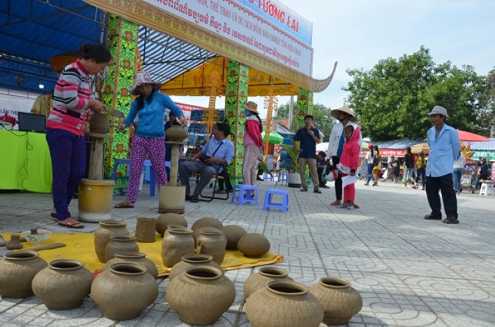 Trình diễn nghệ thuât nặn nồi đất - nghề truyền thống tại Kiên Giang