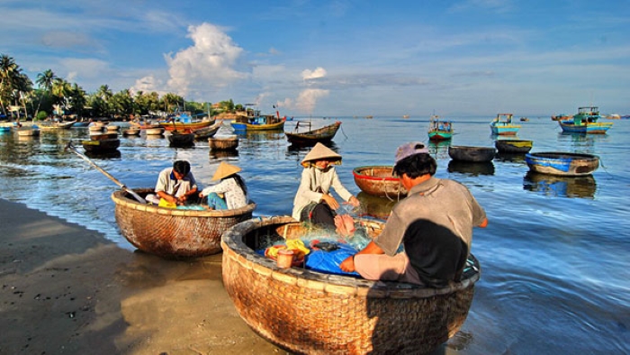 Thuyền thúng tại chợ Hàm Ninh