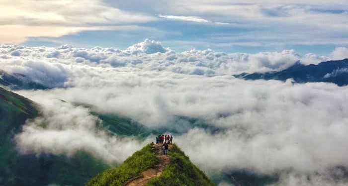 Đỉnh núi Tà Xùa là một trong 20 đỉnh núi cao nhất Việt Nam, tọa độ đo được là 2875 m so với mặt nước biển