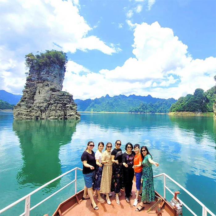 Du khách tham quan lòng hồ thủy điện Tuyên Quang