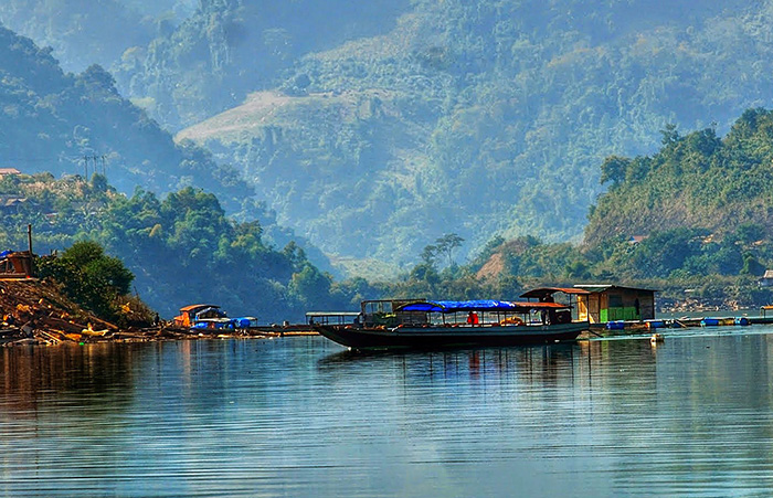 Cảnh thiên nhiên hùng vĩ, núi non tạo nên bức tranh đẹp